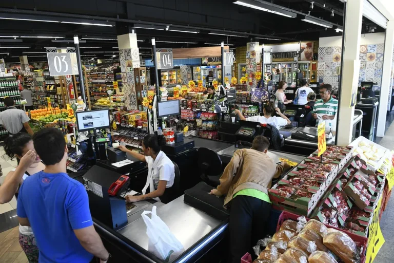 Vagas de Emprego em Supermercados: Principais Cargos, Benefícios e Como se Candidatar
